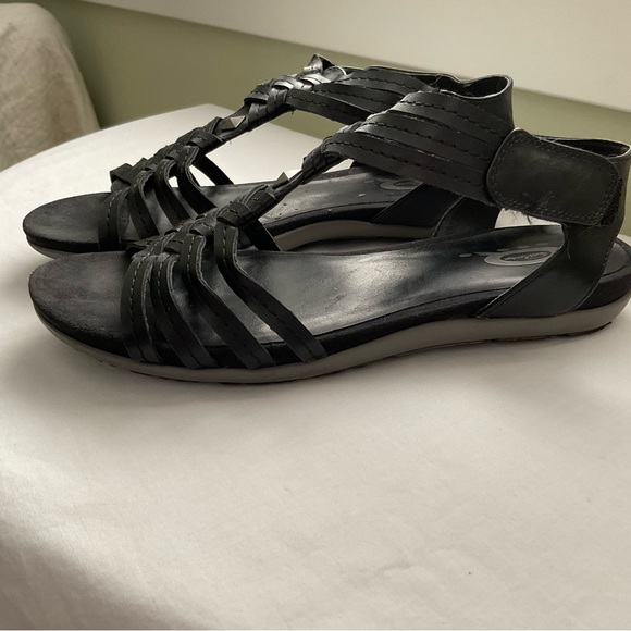 DENVER HAYE, BLACK BARETRAP STYLE FAUX LEATHER SANDALS - Picture 5 of 7